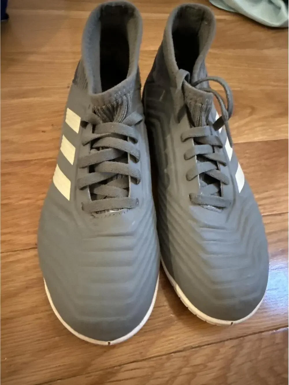 adidas Predator indoor soccer shoes youth US 2.5 gray/white